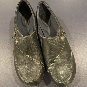 Clark’s comfort Collection Navy Leather Slip-on Clogs size 11. EUC